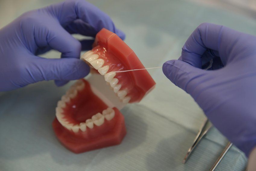 ¿Sabías qué el uso de hilo dental es tan importante como el cepillado?
