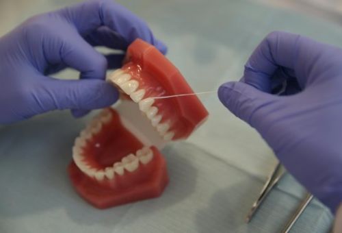 ¿Sabías qué el uso de hilo dental es tan importante como el cepillado?